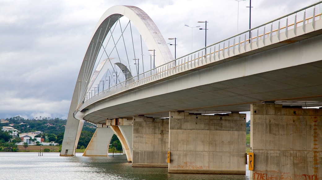 Ponte Juscelino Kubitschek caracterizando uma ponte e um rio ou córrego