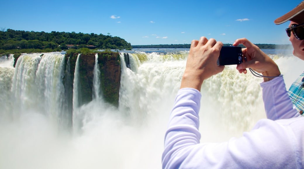 Garganta do Diabo mettant en vedette cascade