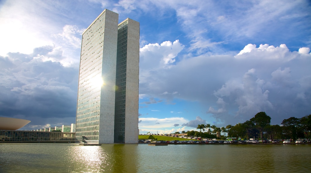 Congresso Nacional do Brasil mostrando um rio ou córrego, uma cidade e arquitetura moderna