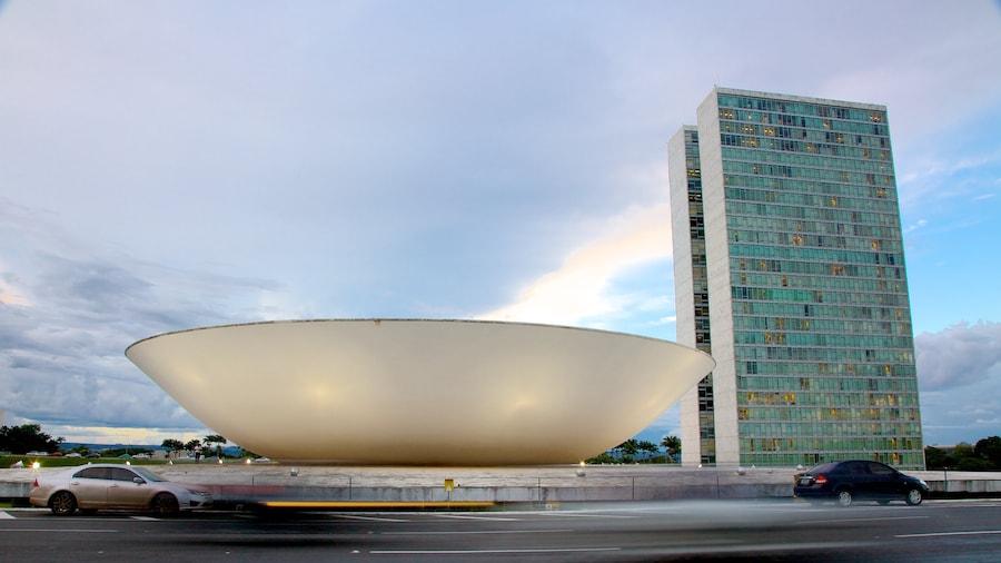 Brasiliens nationalkongress som visar modern arkitektur, en stad och gatuliv