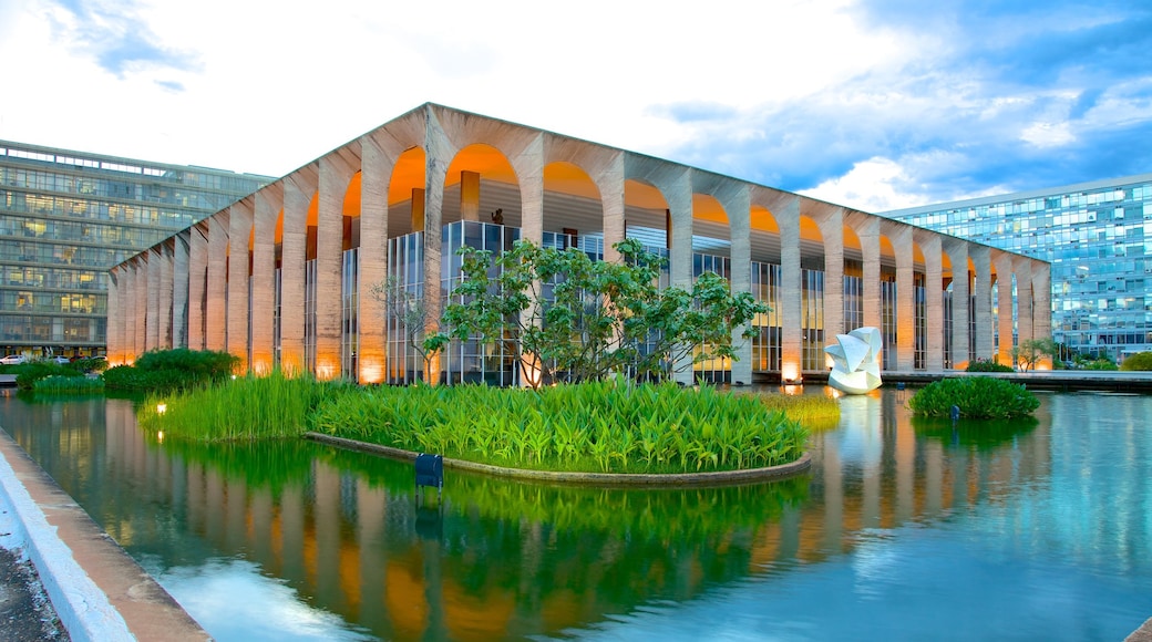 Palacio de Itamaraty que incluye un estanque, arquitectura moderna y un castillo