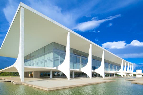 PalĂĄcio do Planalto welches beinhaltet Teich, moderne Architektur und Burg