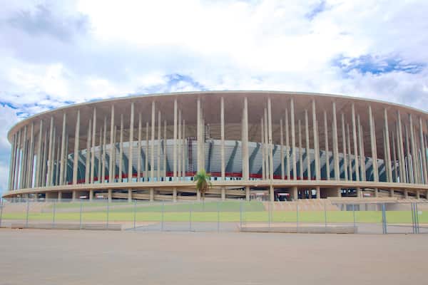 Stade national de BrasĂlia ManĂ©-Garrincha montrant architecture moderne