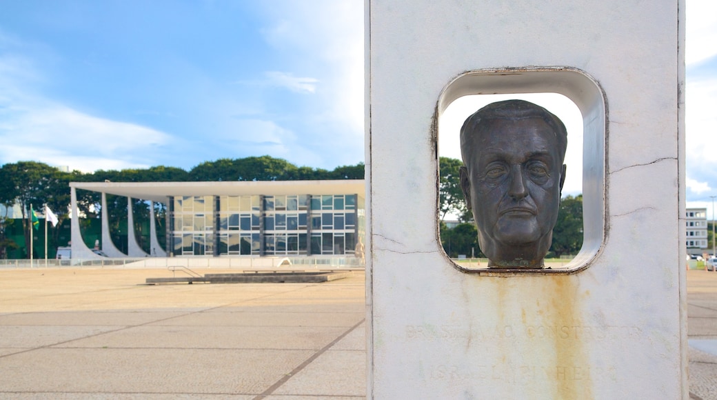 Supremo Tribunal Federal que inclui arte ao ar livre, uma estátua ou escultura e uma praça ou plaza