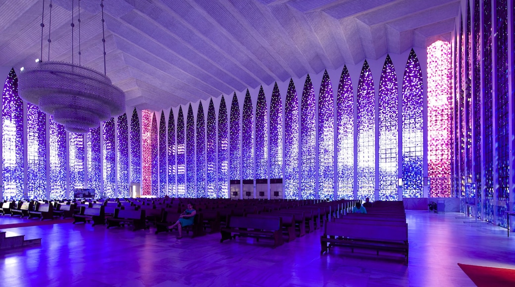 Santuário Dom Bosco caracterizando aspectos religiosos, vistas internas e uma igreja ou catedral