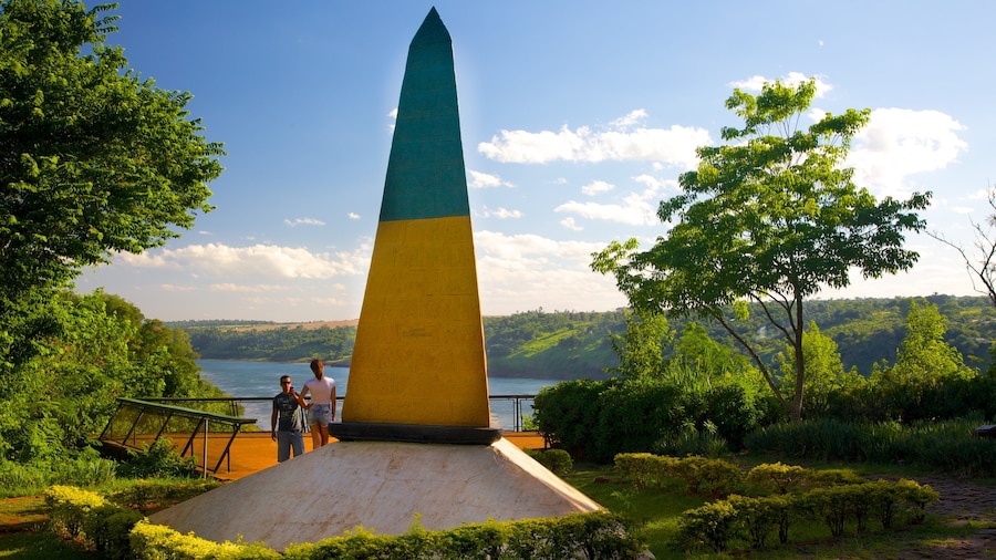 Les 3 frontières mettant en vedette monument