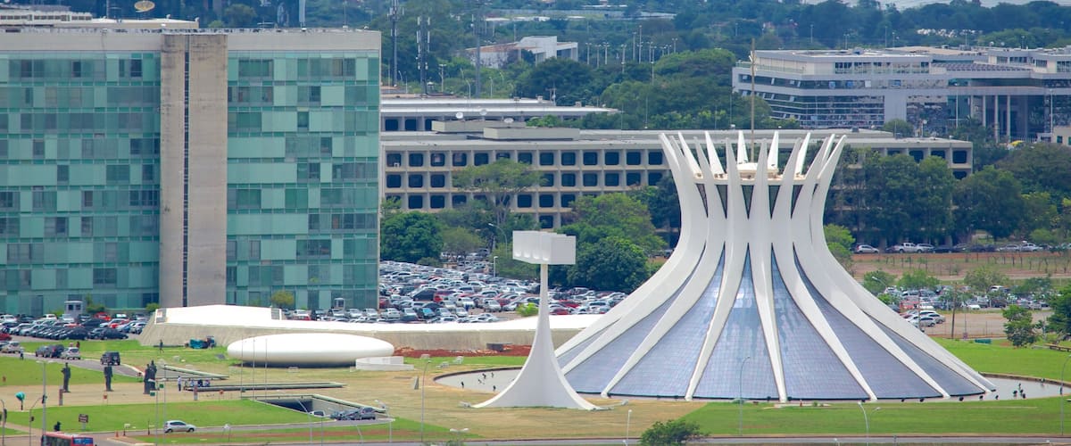 Brasília caracterizando um monumento, uma cidade e arquitetura moderna