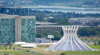 Brasilia showing modern architecture, a monument and a city