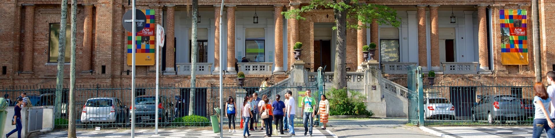 Pinacoteca do Estado showing street scenes, a city and heritage architecture