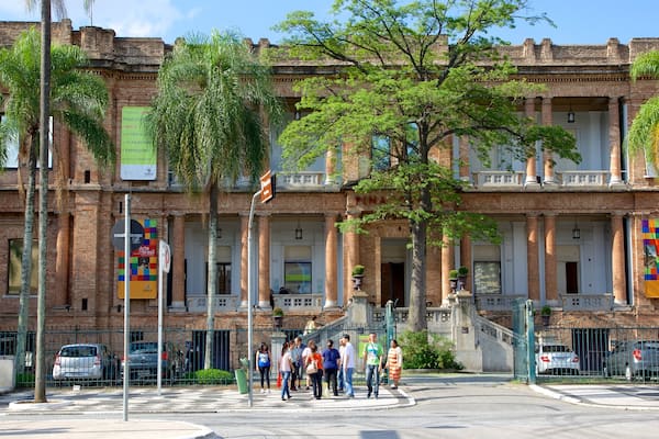 Pinacoteca do Estado das einen Straßenszenen, Stadt und historische Architektur