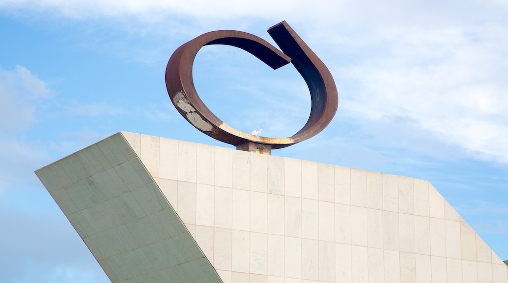 Panteão da Liberdade que inclui um monumento, arquitetura moderna e uma cidade