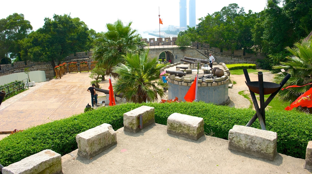 Fortaleza Hulishan que incluye artículos militares, un castillo y arte al aire libre