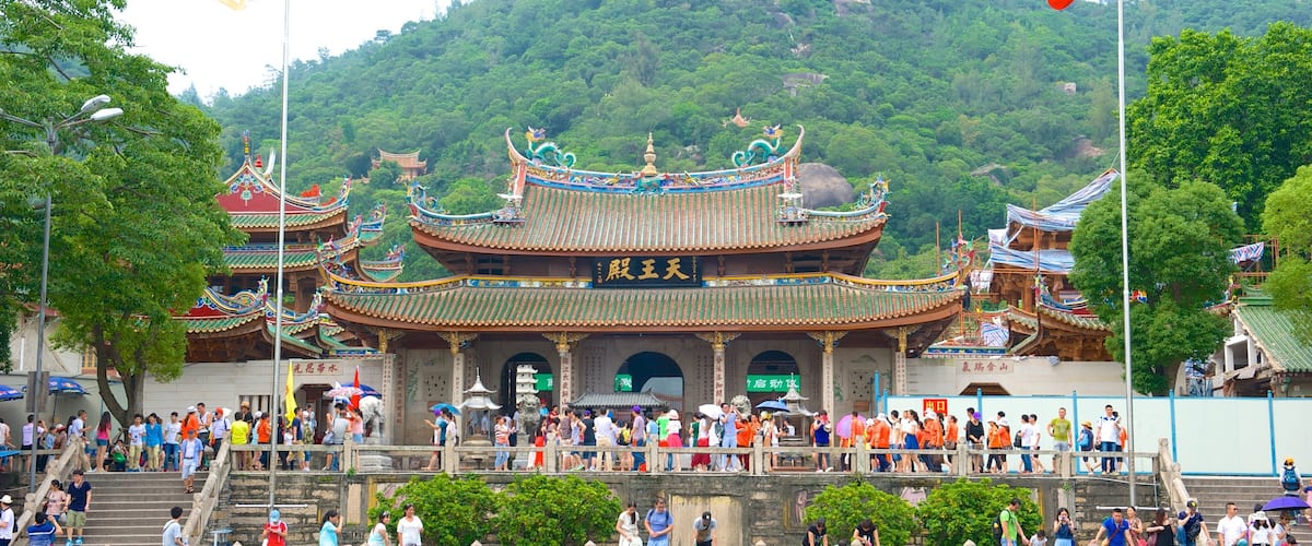 Nanputuo Temple showing street scenes, religious elements and a temple or place of worship