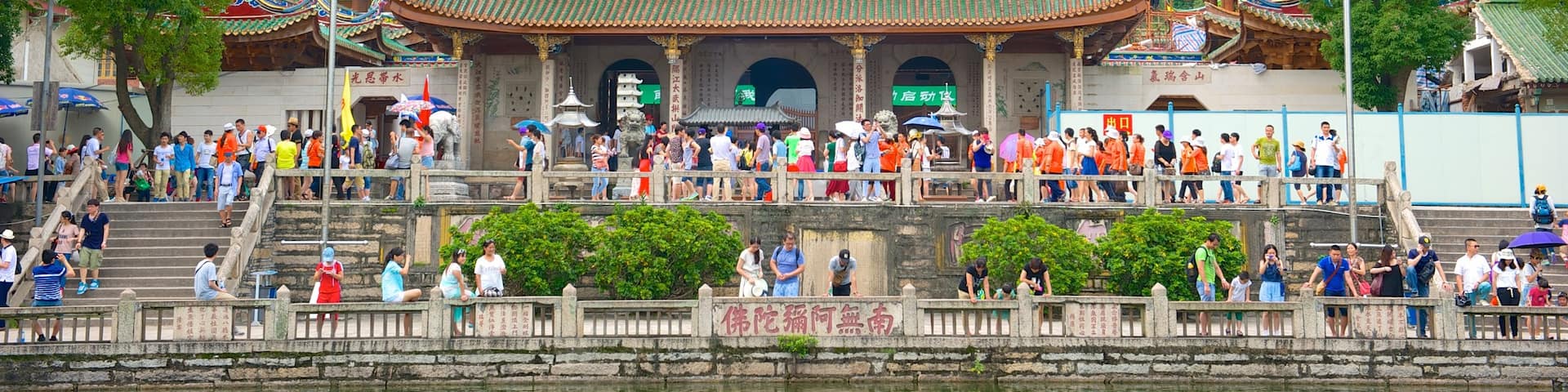 Nanputuo Temple showing street scenes, religious elements and a temple or place of worship