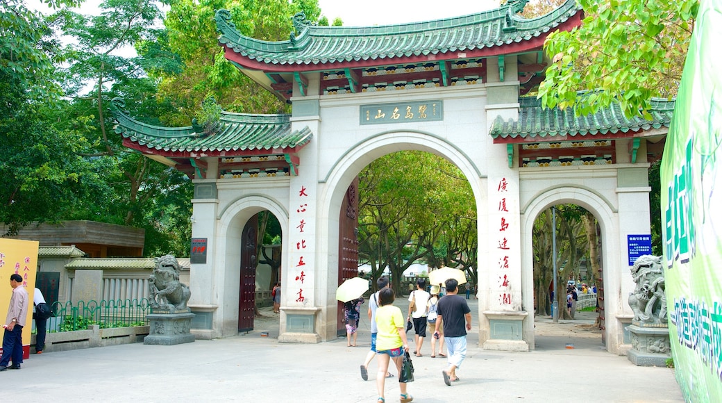 Nanputuo Temple featuring religious aspects, signage and a temple or place of worship