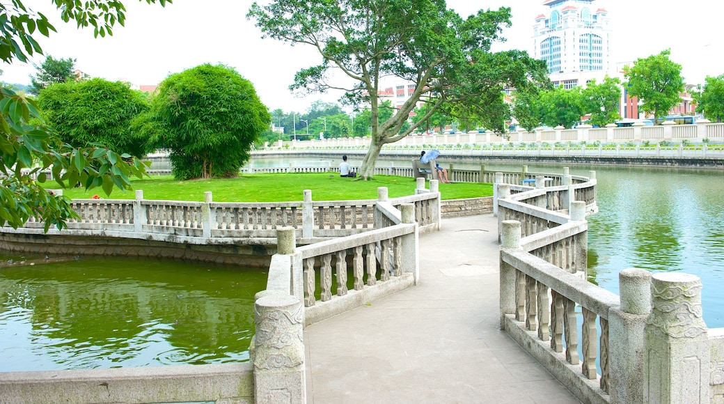 Templo de Nanputuo que incluye un lago o espejo de agua, un parque y una ciudad