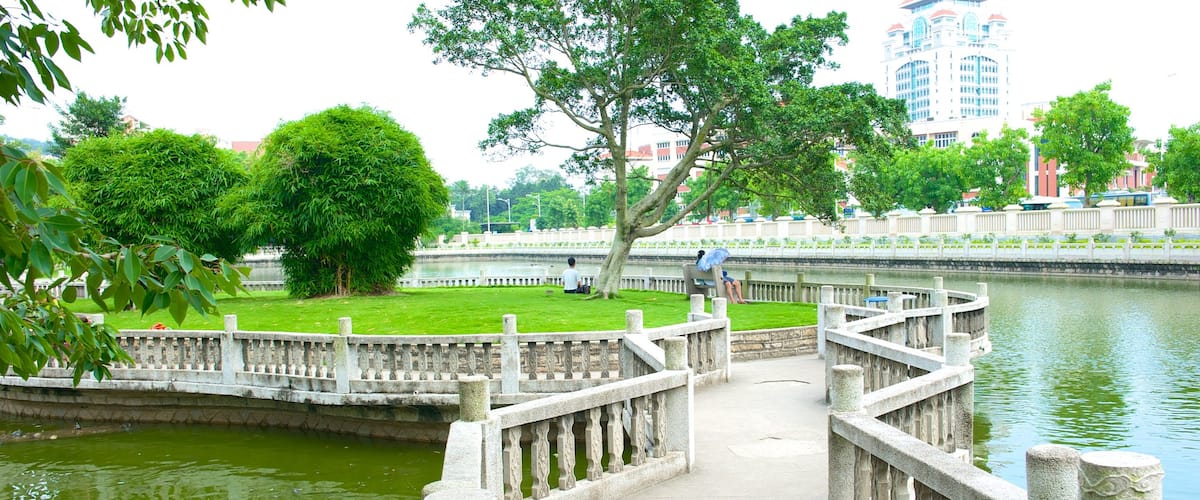 Nanputuo Temple featuring a city, a lake or waterhole and a garden