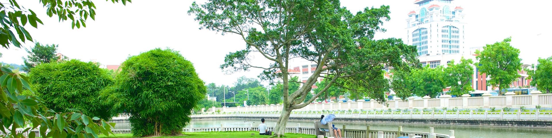 Nanputuo-Tempel das einen Garten, See oder Wasserstelle und Stadt
