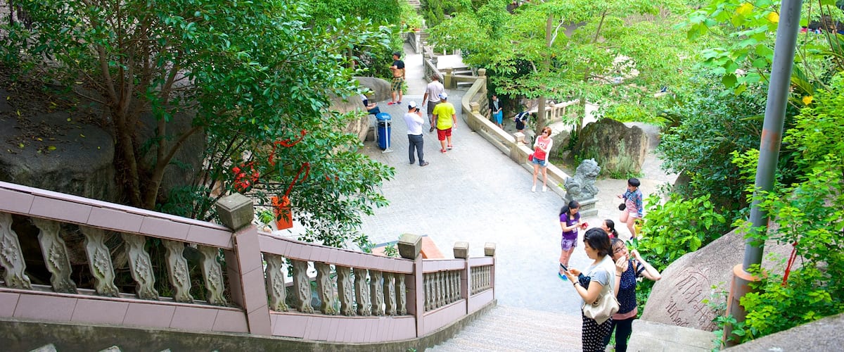 Templo de Nanputuo mostrando un templo o lugar de culto y aspectos religiosos y también un pequeño grupo de personas