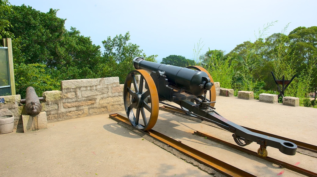 Fortaleza Hulishan mostrando artículos militares y un monumento