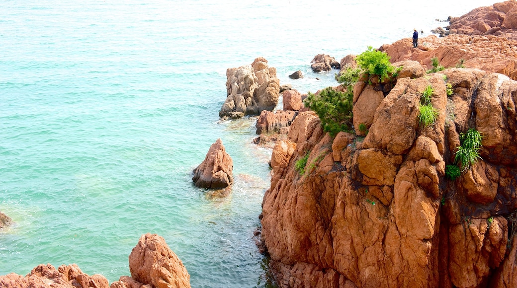 第一海水浴場 其中包括 崎嶇的海岸線