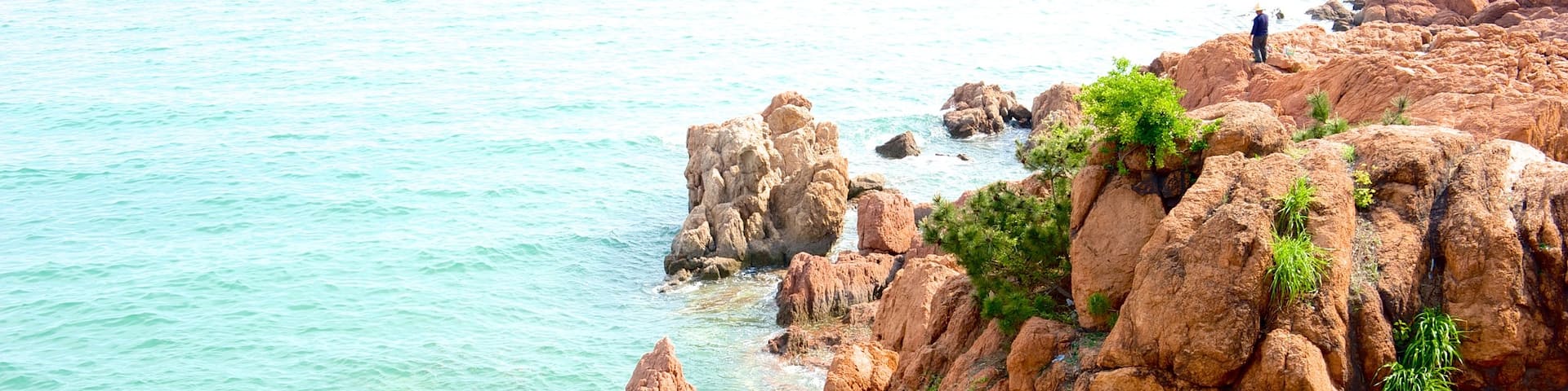 Number 1 Beach which includes rugged coastline