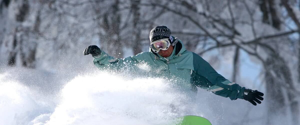 Nagano showing snowboarding and snow as well as an individual male