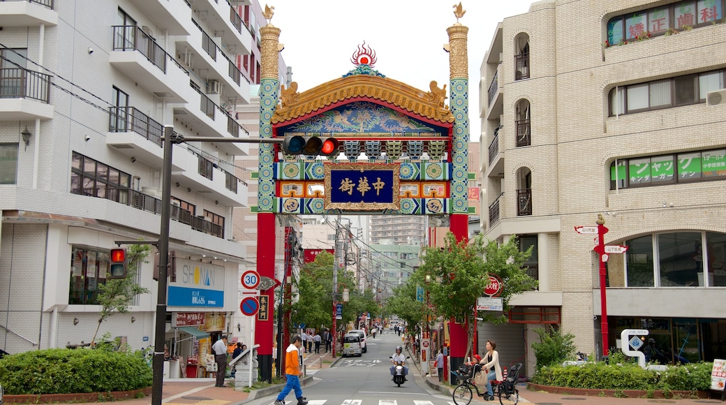 Yokohama showing a city and street scenes