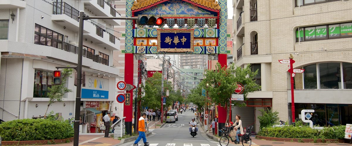 Yokohama showing a city and street scenes