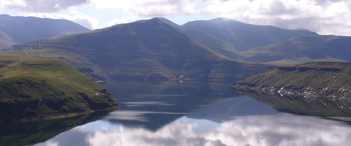 Lesoto ofreciendo un lago o abrevadero y vistas de paisajes