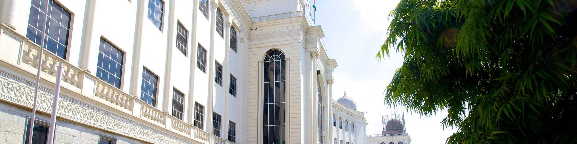 Salar Jung Museum showing a city