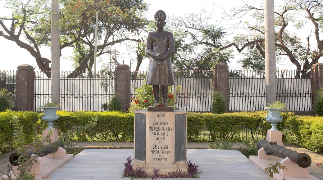 Museo Salar Jung mostrando una estatua o escultura