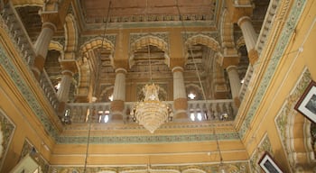 Pune toont historische architectuur en interieur