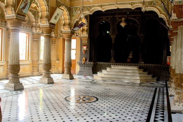 Pune mit einem historische Architektur und Innenansichten