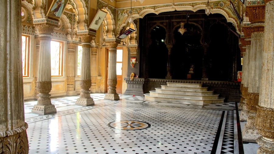 Pune que incluye vistas de interior y arquitectura patrimonial