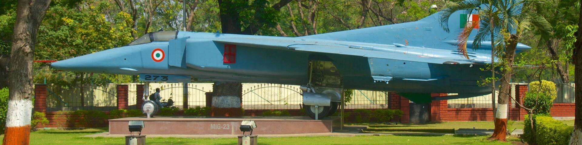 Pune mit einem MilitÀrisches und Flugzeug