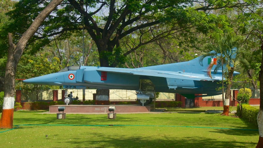 Pune ofreciendo artículos militares y avión
