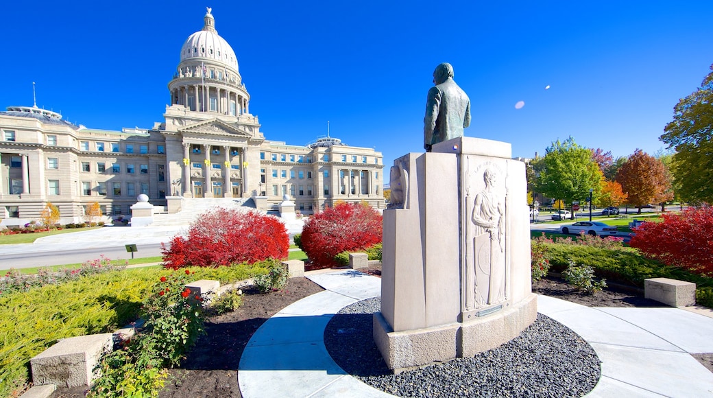Boise que incluye patrimonio de arquitectura y una estatua o escultura