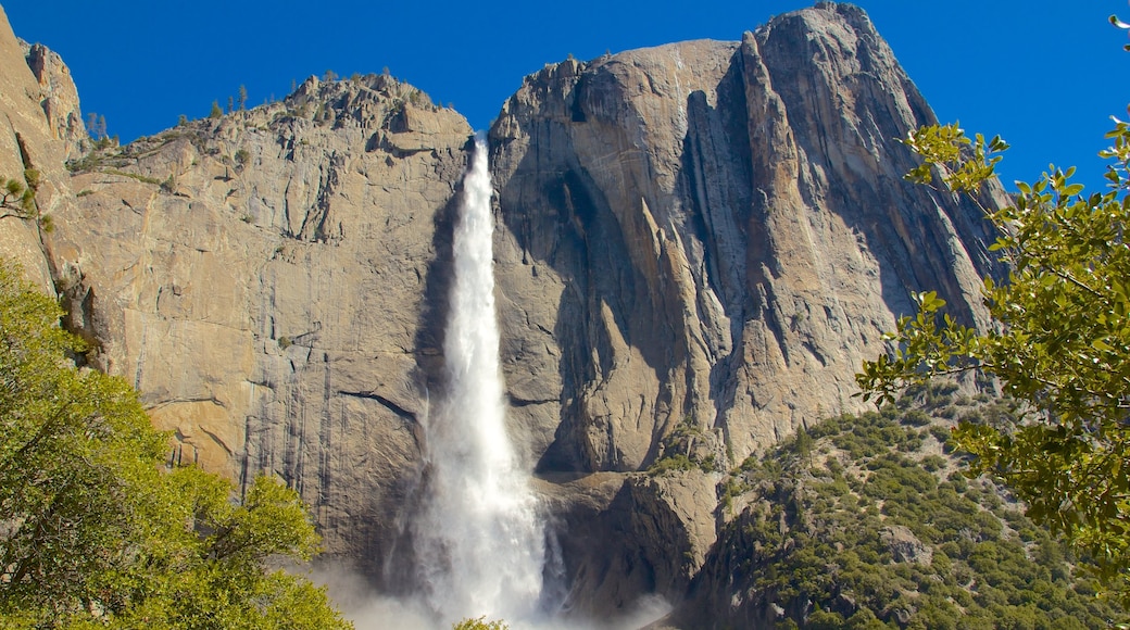 Yosemite Valley som viser bjerge og en kaskade