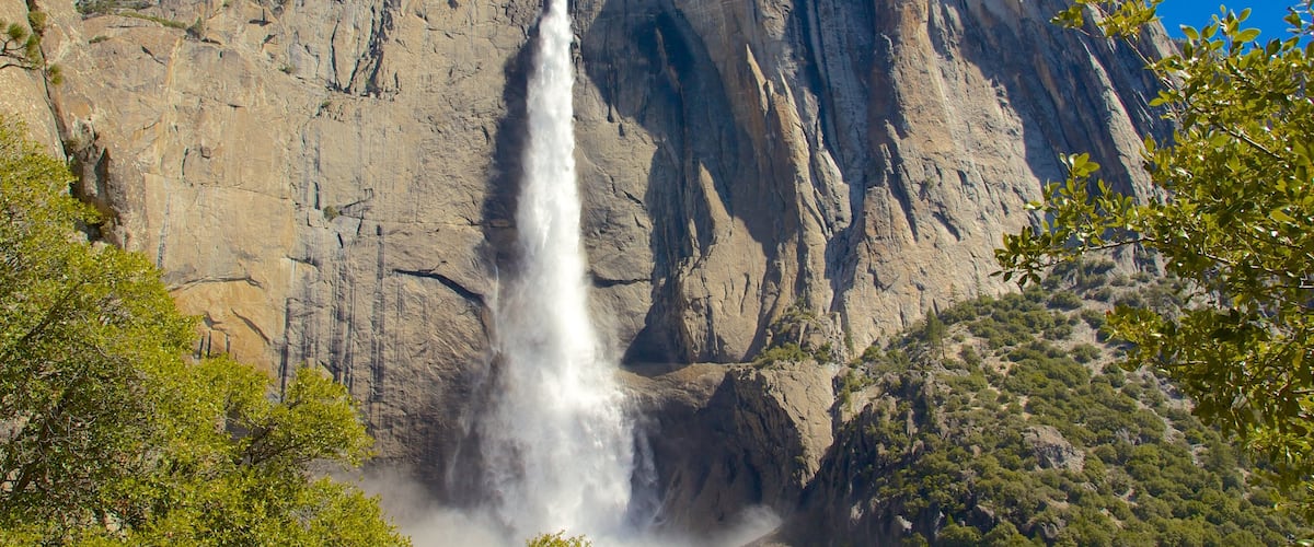 Yosemite Valley which includes mountains and a cascade