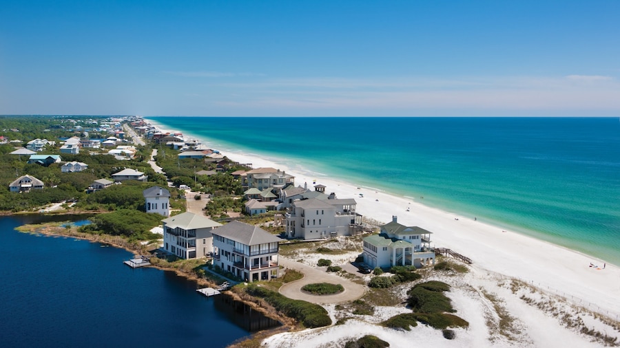 Santa Rosa Beach og byder på en strand og en kystby