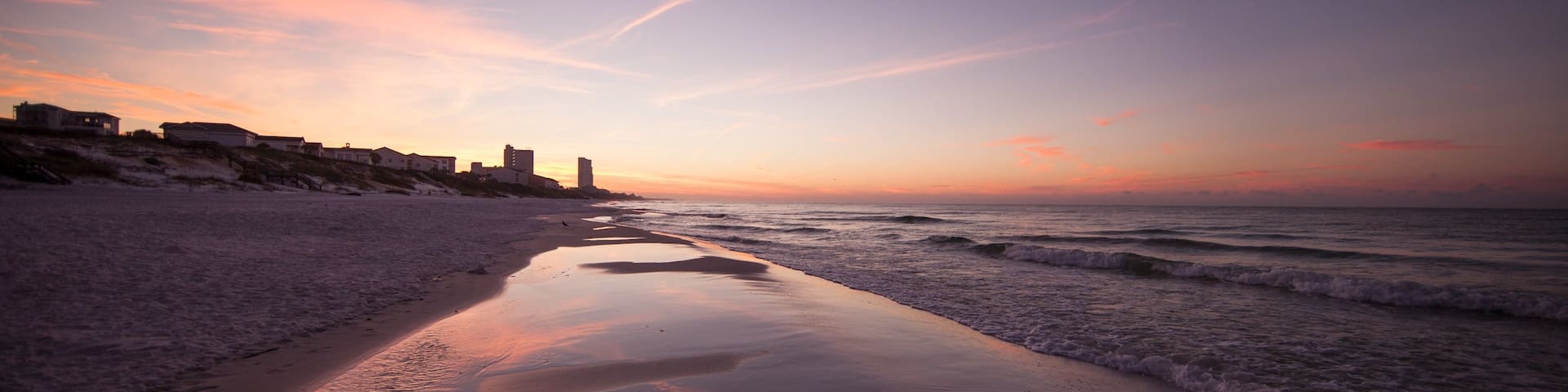Fort Walton Beach som inkluderar en solnedgÄng och en sandstrand