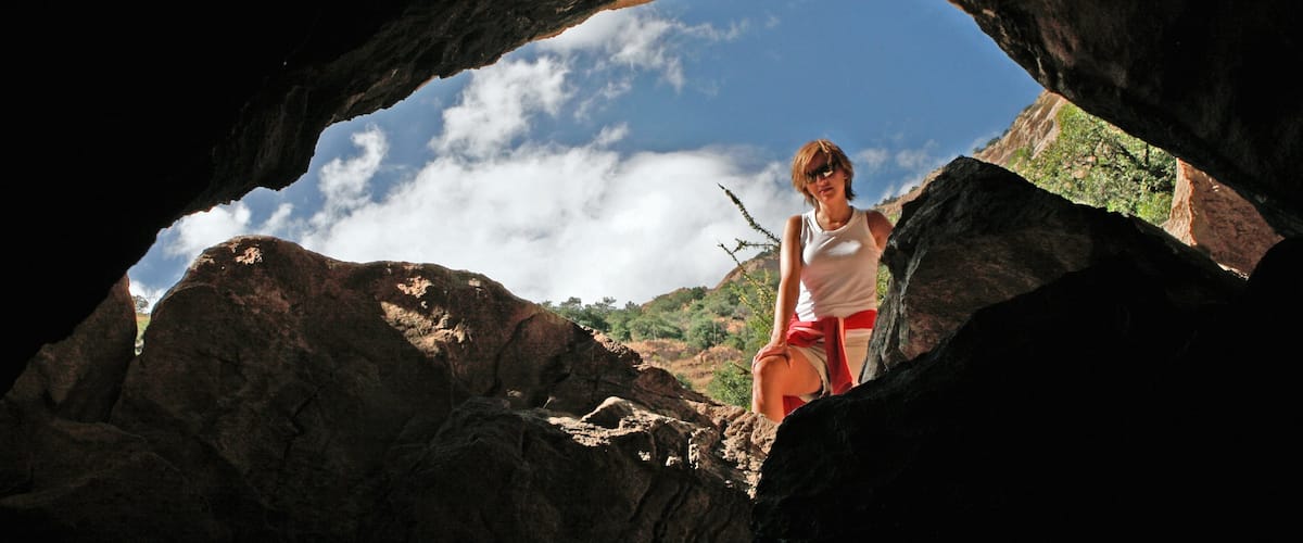 Sierra Vista mostrando cuevas y también una mujer