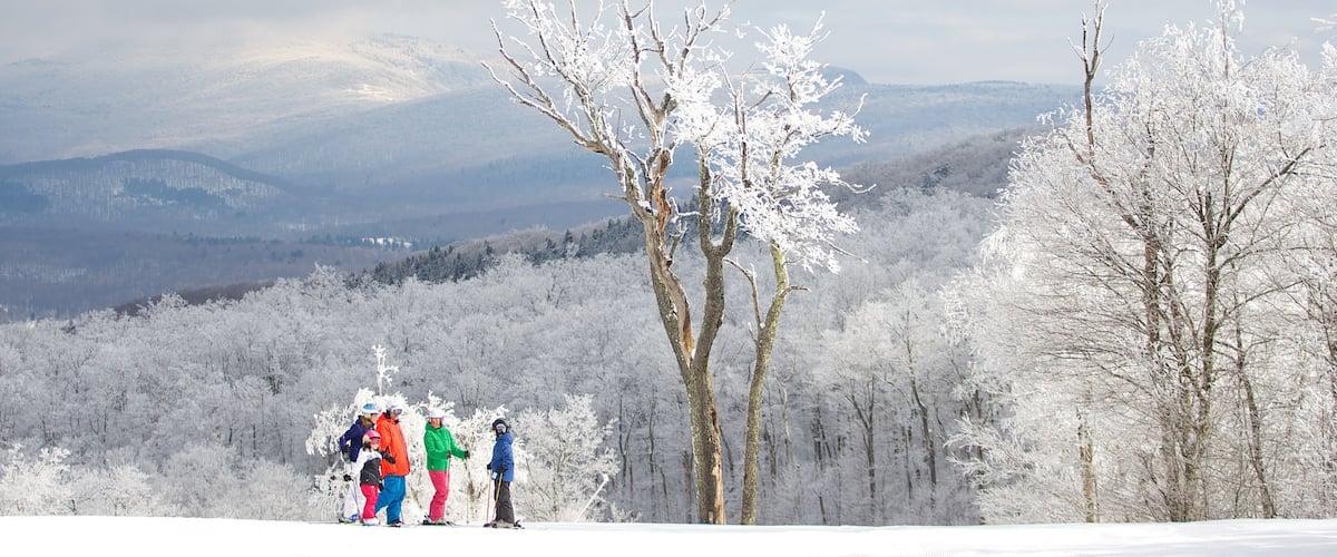 The Berkshires mostrando nieve y también una familia
