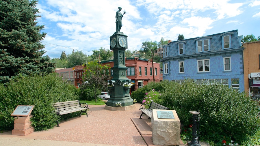 Manitou Springs mostrando una estatua o escultura, un parque y una pequeña ciudad o pueblo