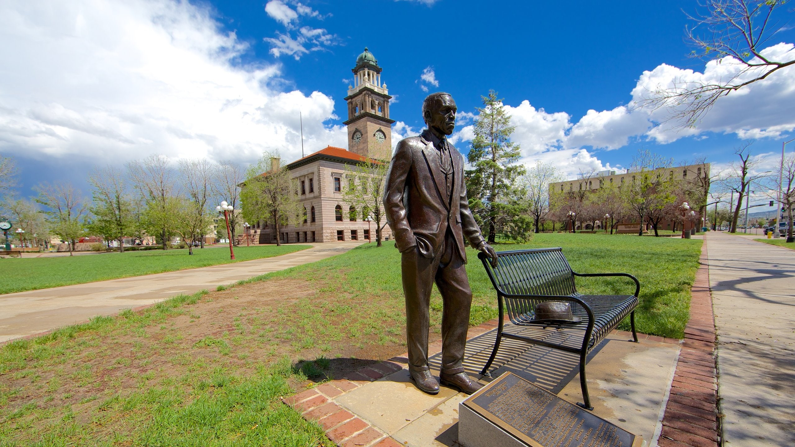 Innenstadt Colorado Springs mit einem Statue oder Skulptur und Park