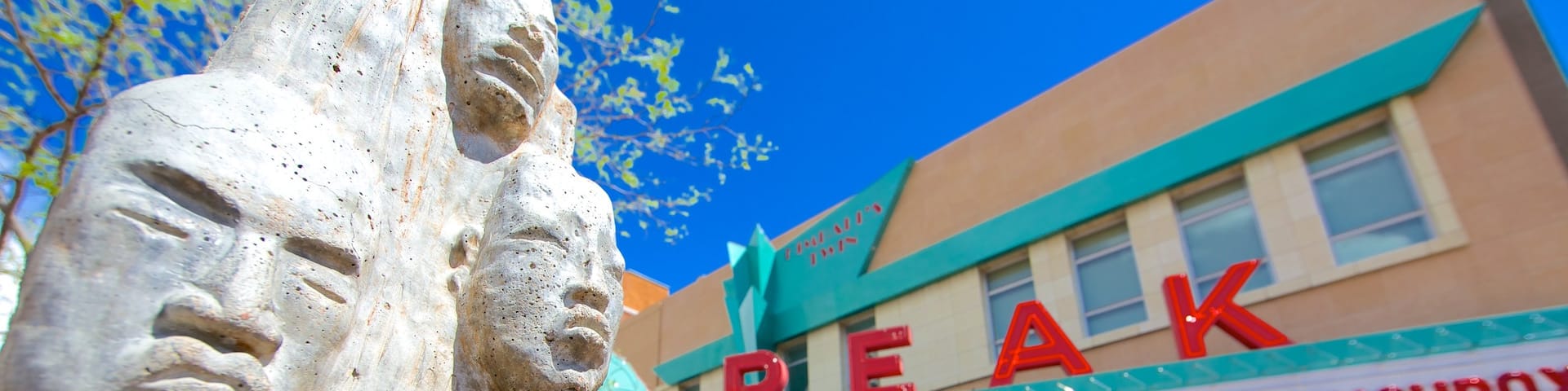 Innenstadt Colorado Springs das einen Statue oder Skulptur und Beschilderung
