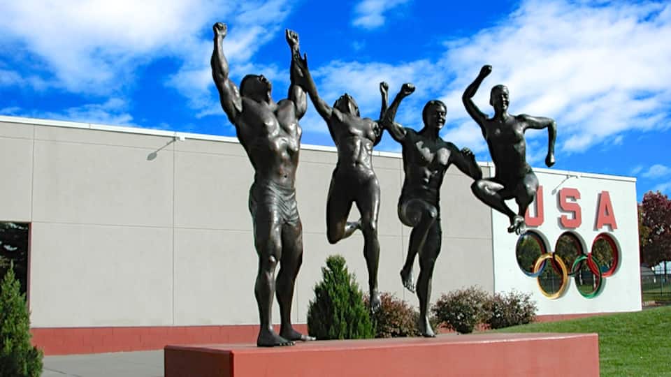 Olympic Training Center mostrando arte ao ar livre e uma estátua ou escultura