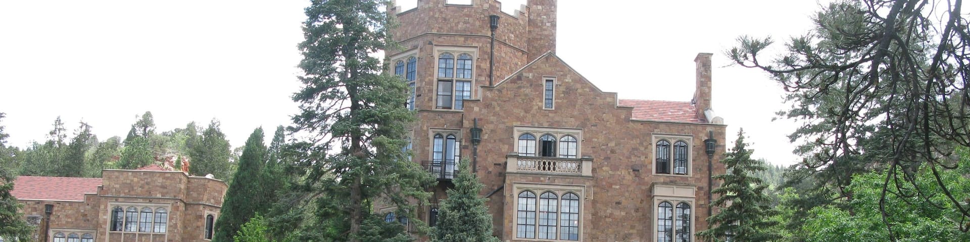 Glen Eyrie Castle featuring a garden, heritage architecture and chateau or palace