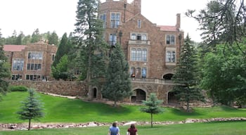 Castello di Glen Eyrie che include parco, architettura d\'epoca e castello